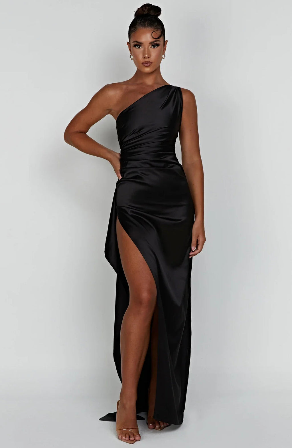 Asymmetrisches Satin-Abendkleid mit hohem Beinschlitz und Falten