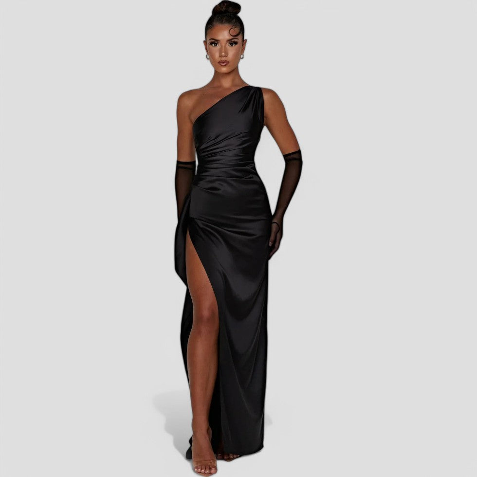 Asymmetrisches Satin-Abendkleid mit hohem Beinschlitz und Falten
