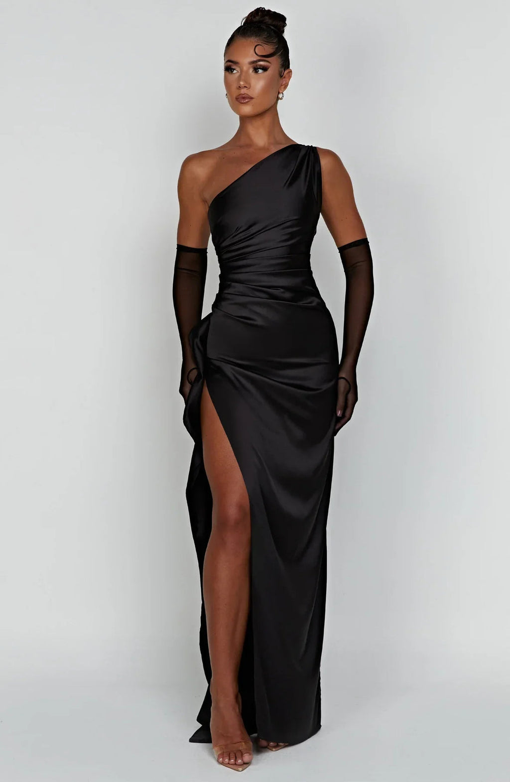 Asymmetrisches Satin-Abendkleid mit hohem Beinschlitz und Falten