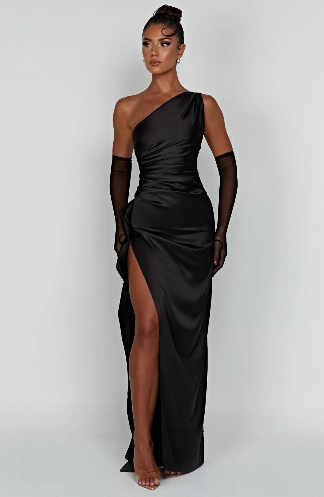 Asymmetrisches Satin-Abendkleid mit hohem Beinschlitz und Falten