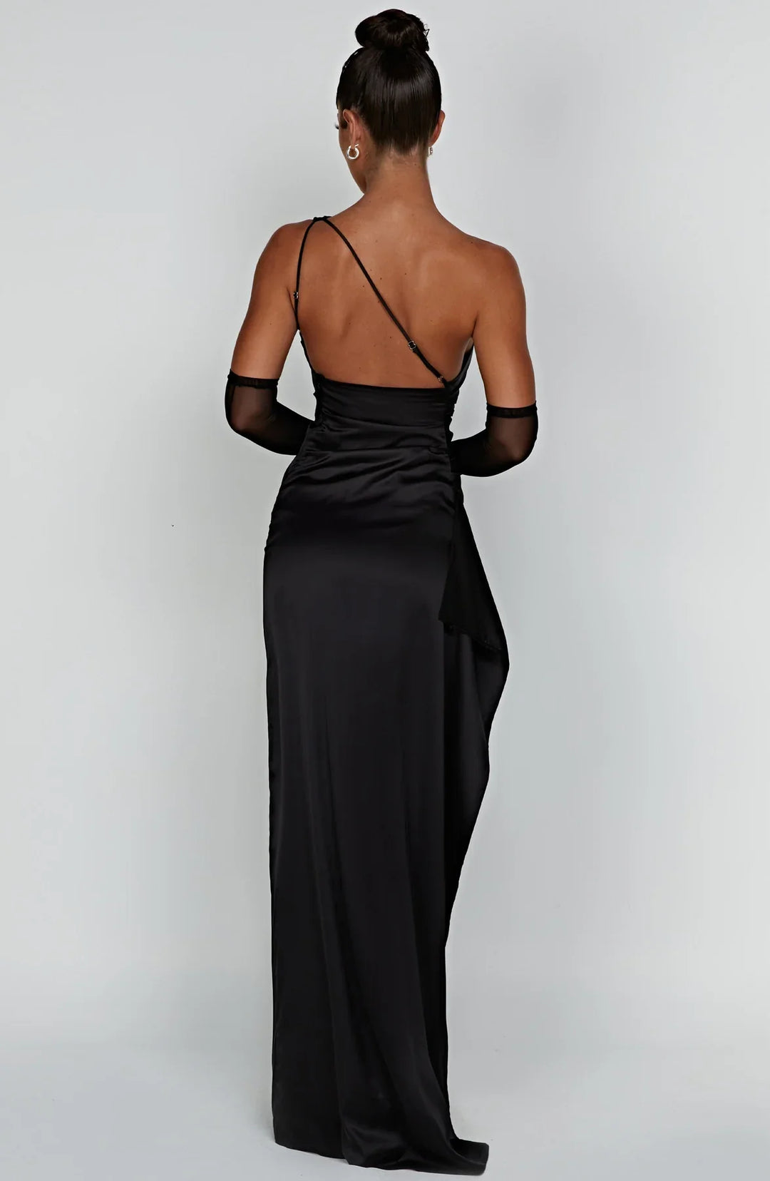 Asymmetrisches Satin-Abendkleid mit hohem Beinschlitz und Falten