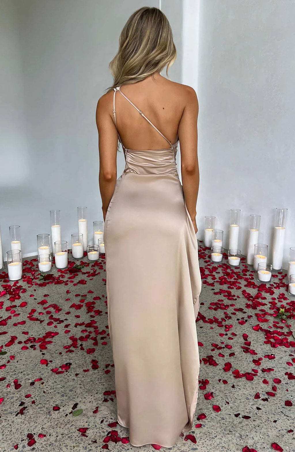 Asymmetrisches Satin-Abendkleid mit hohem Beinschlitz und Falten