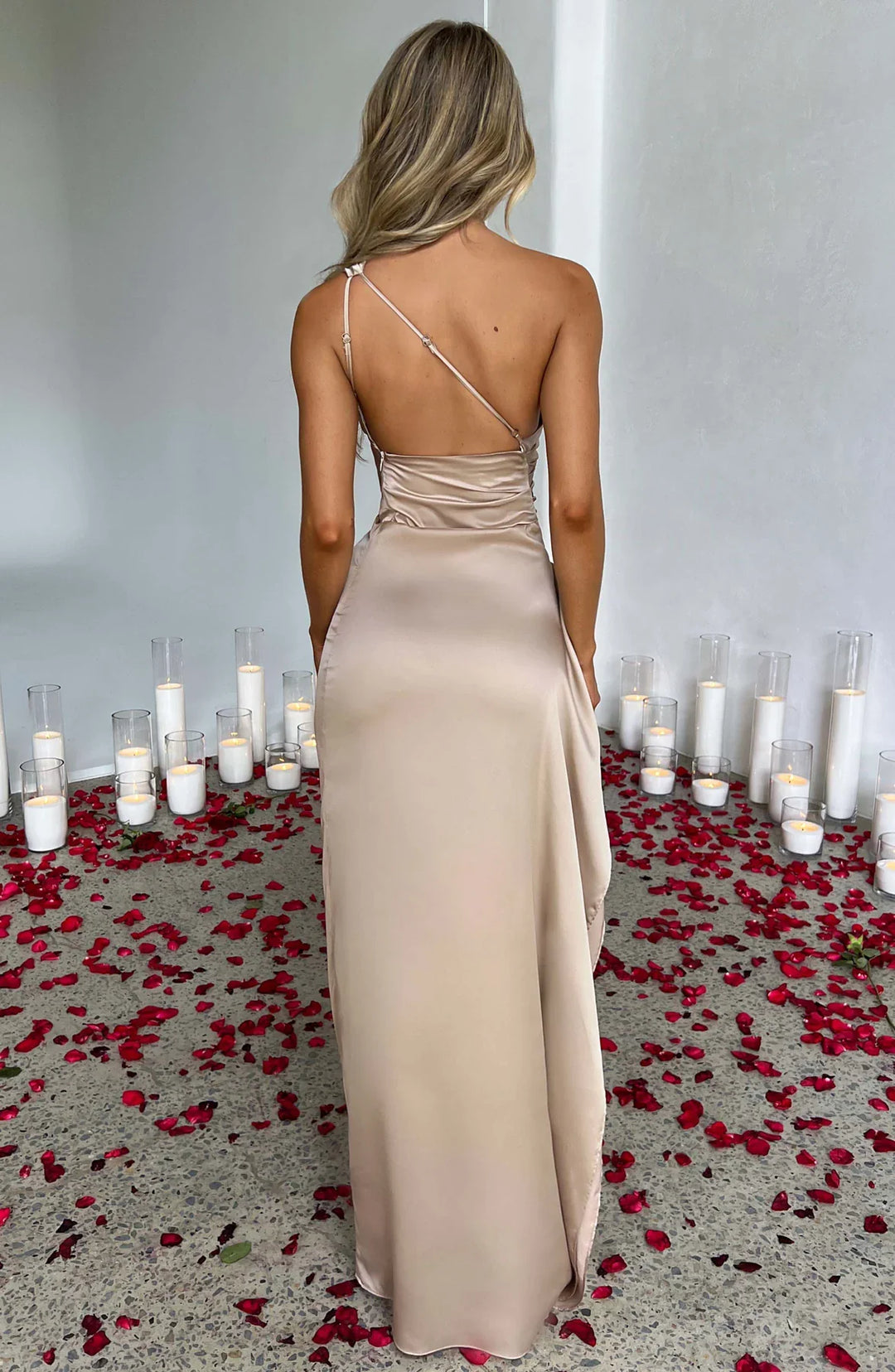 Asymmetrisches Satin-Abendkleid mit hohem Beinschlitz und Falten