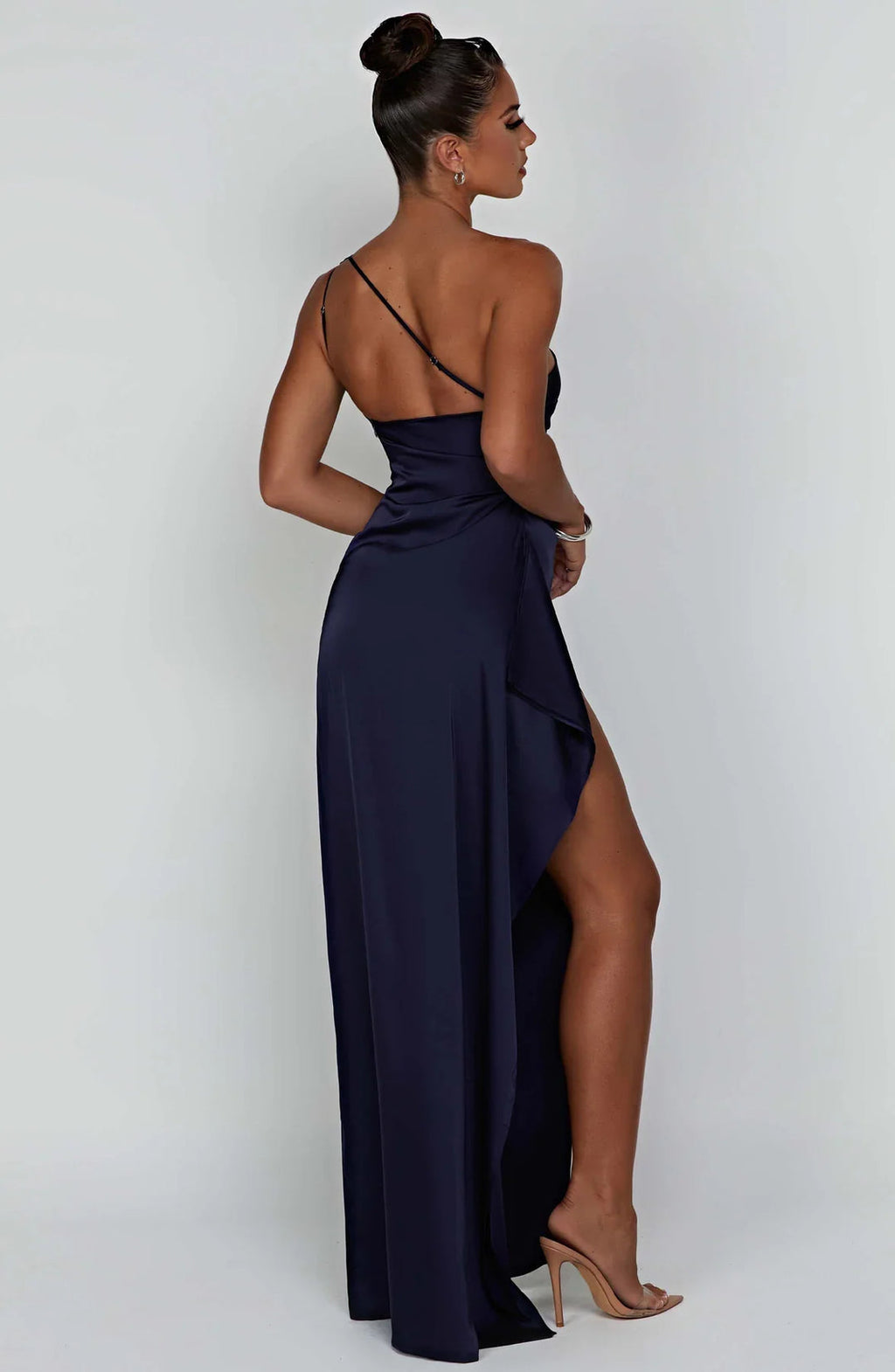 Asymmetrisches Satin-Abendkleid mit hohem Beinschlitz und Falten