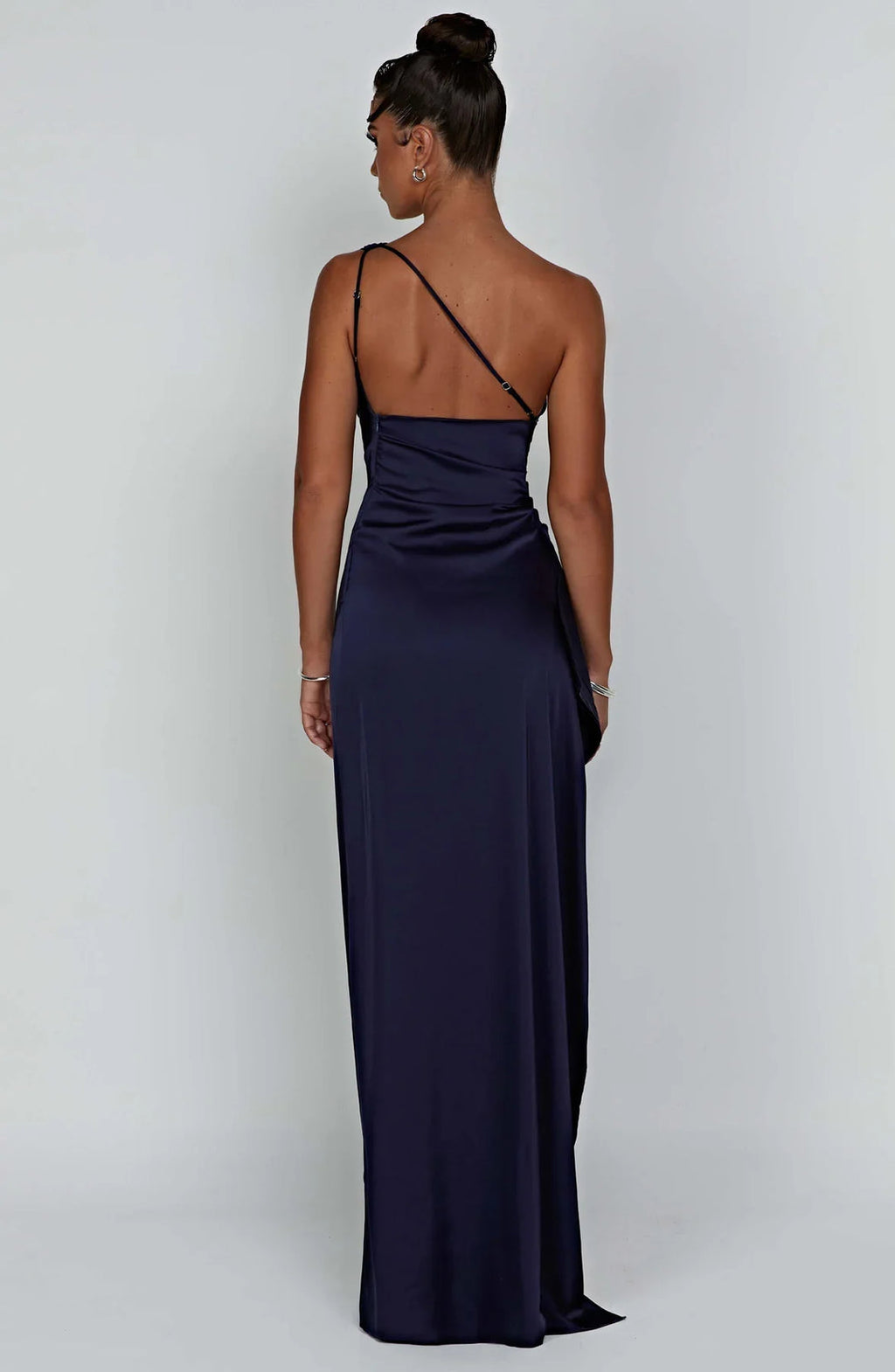 Asymmetrisches Satin-Abendkleid mit hohem Beinschlitz und Falten