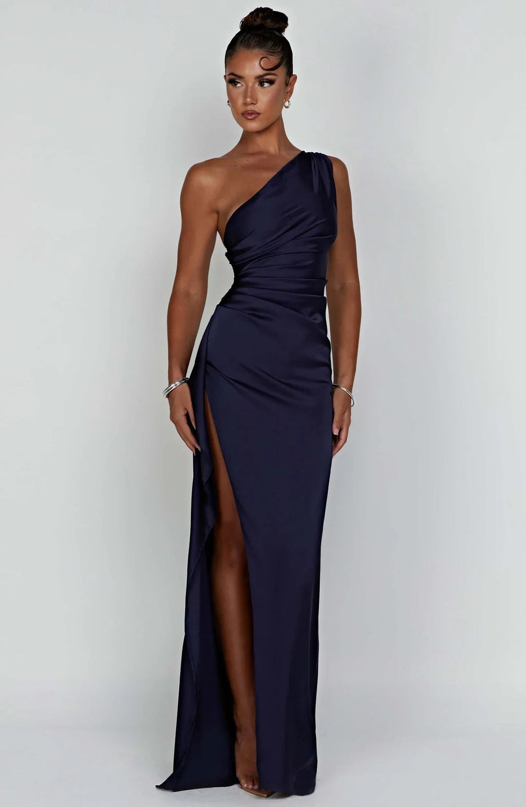 Asymmetrisches Satin-Abendkleid mit hohem Beinschlitz und Falten