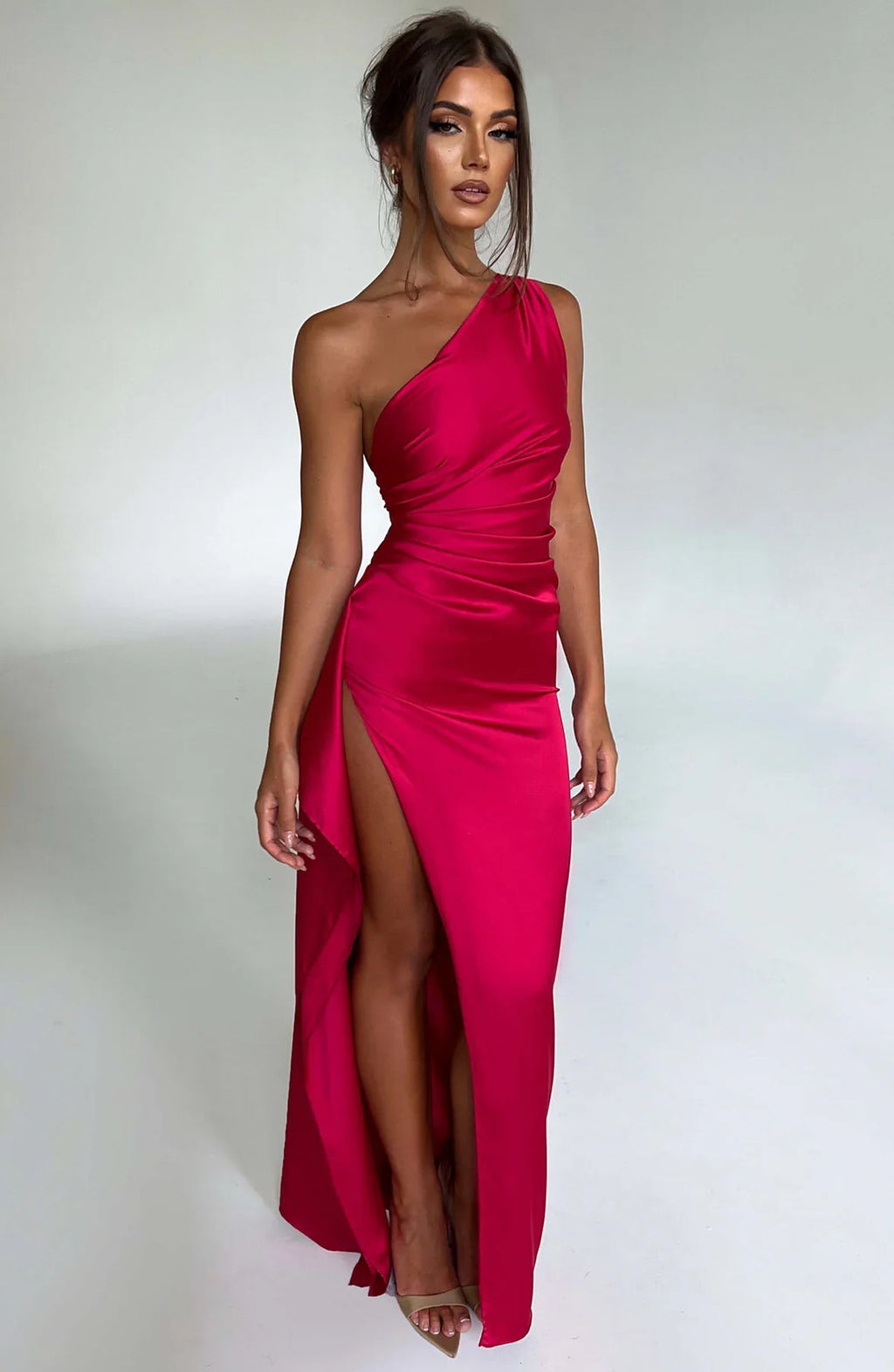 Asymmetrisches Satin-Abendkleid mit hohem Beinschlitz und Falten