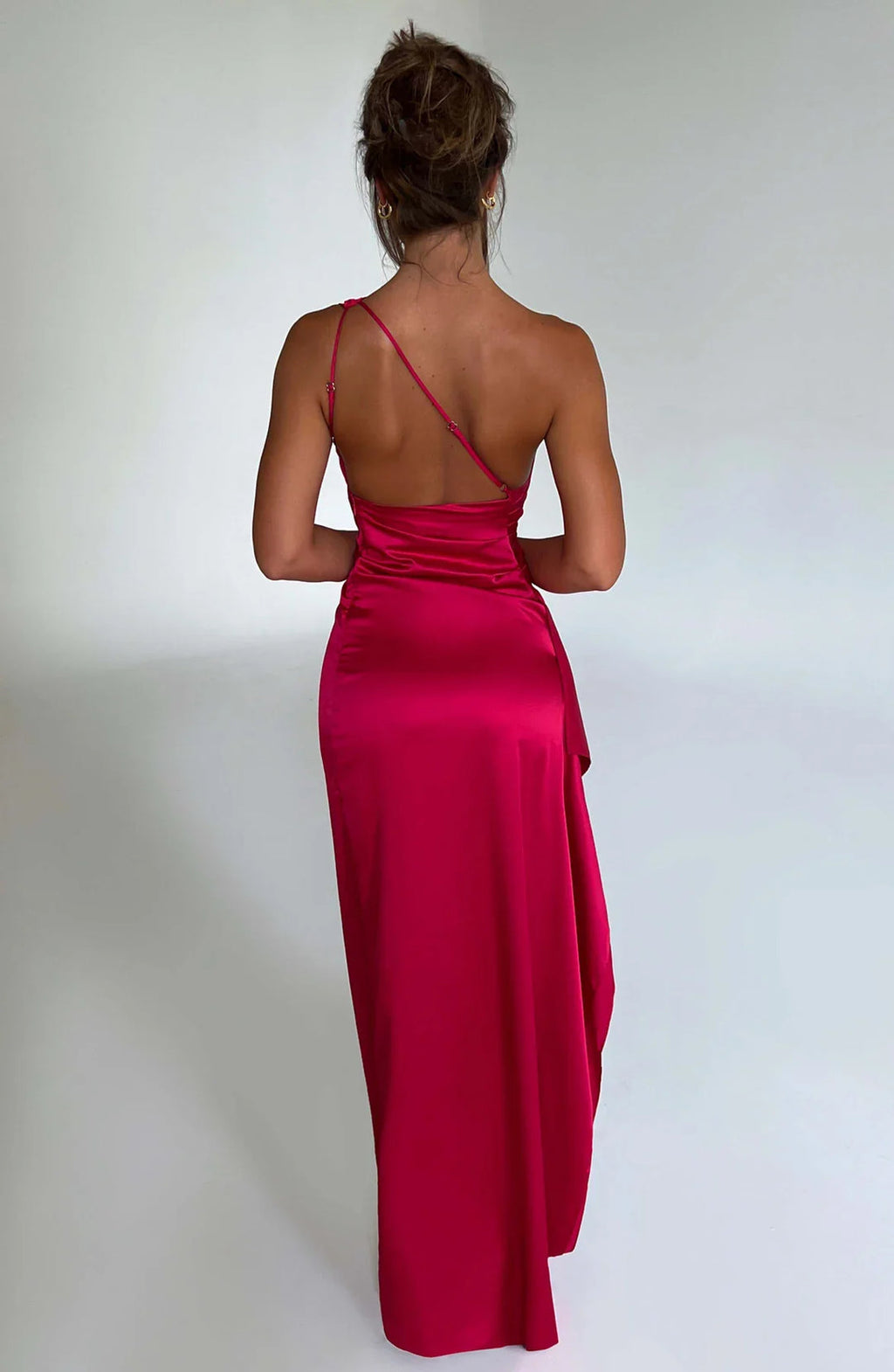 Asymmetrisches Satin-Abendkleid mit hohem Beinschlitz und Falten
