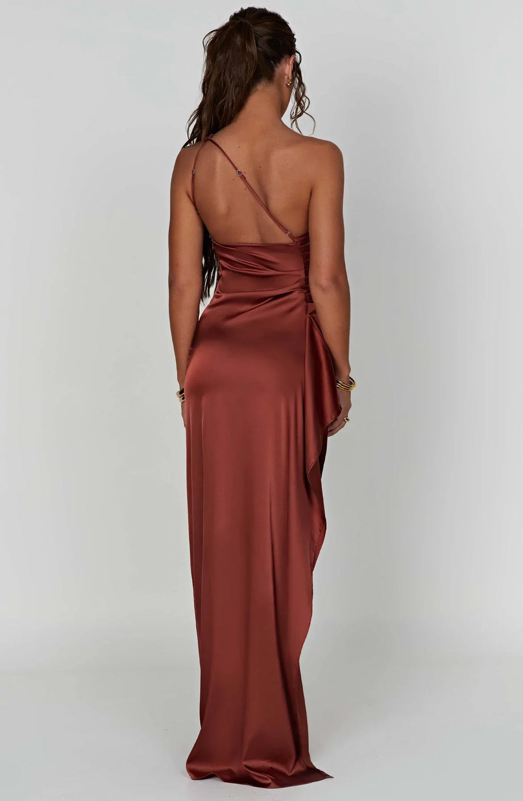 Asymmetrisches Satin-Abendkleid mit hohem Beinschlitz und Falten