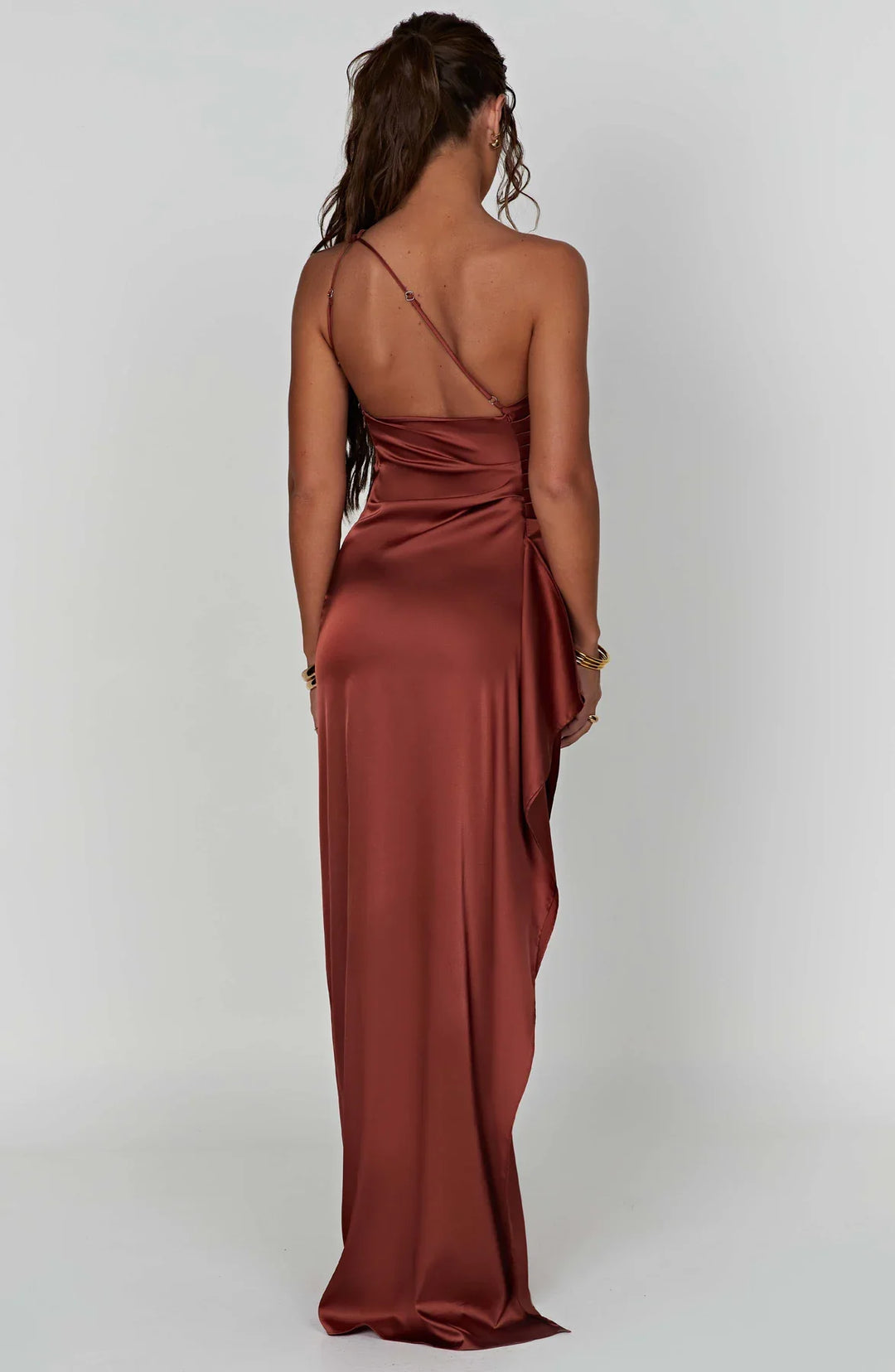 Asymmetrisches Satin-Abendkleid mit hohem Beinschlitz und Falten