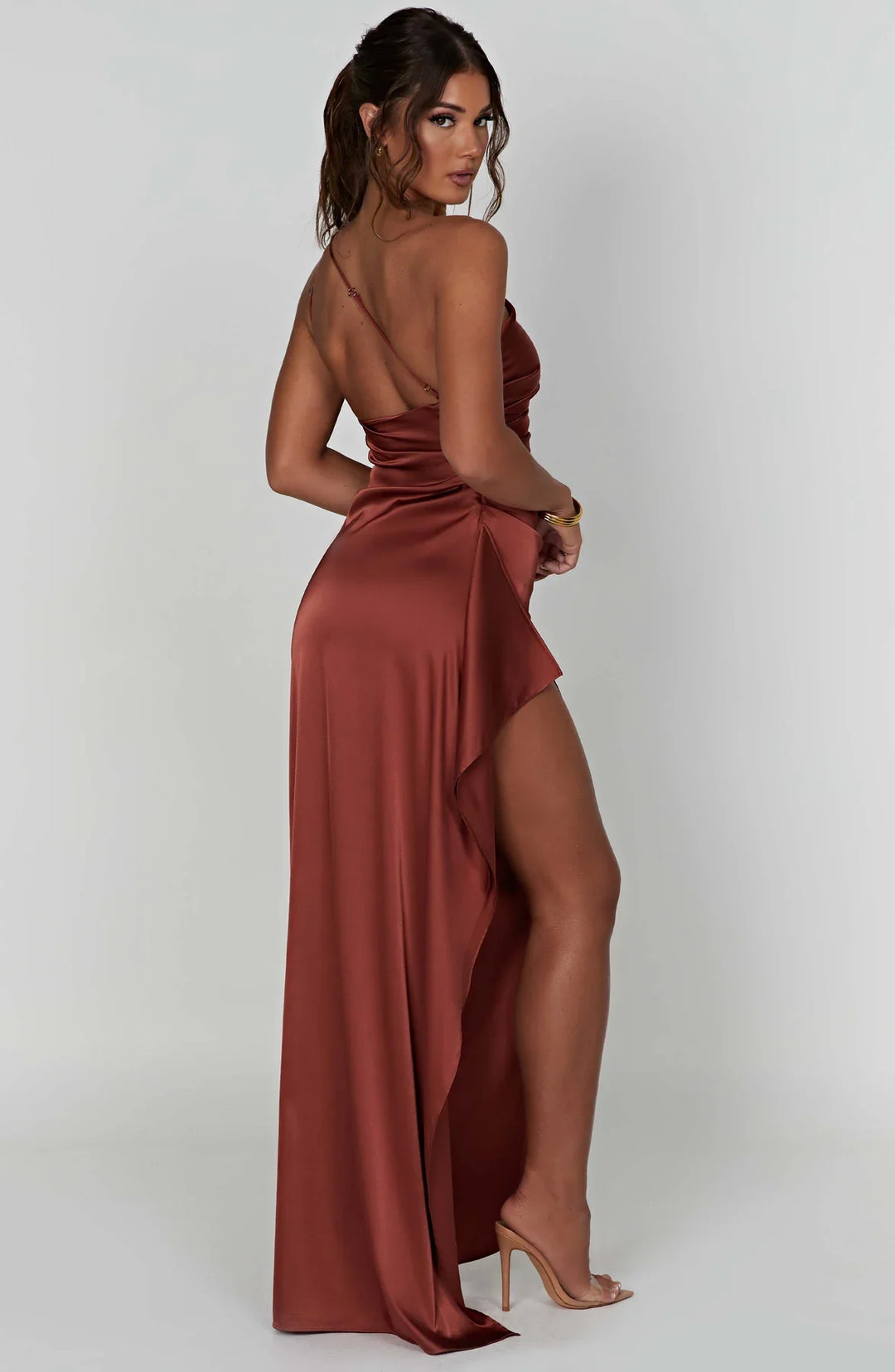Asymmetrisches Satin-Abendkleid mit hohem Beinschlitz und Falten