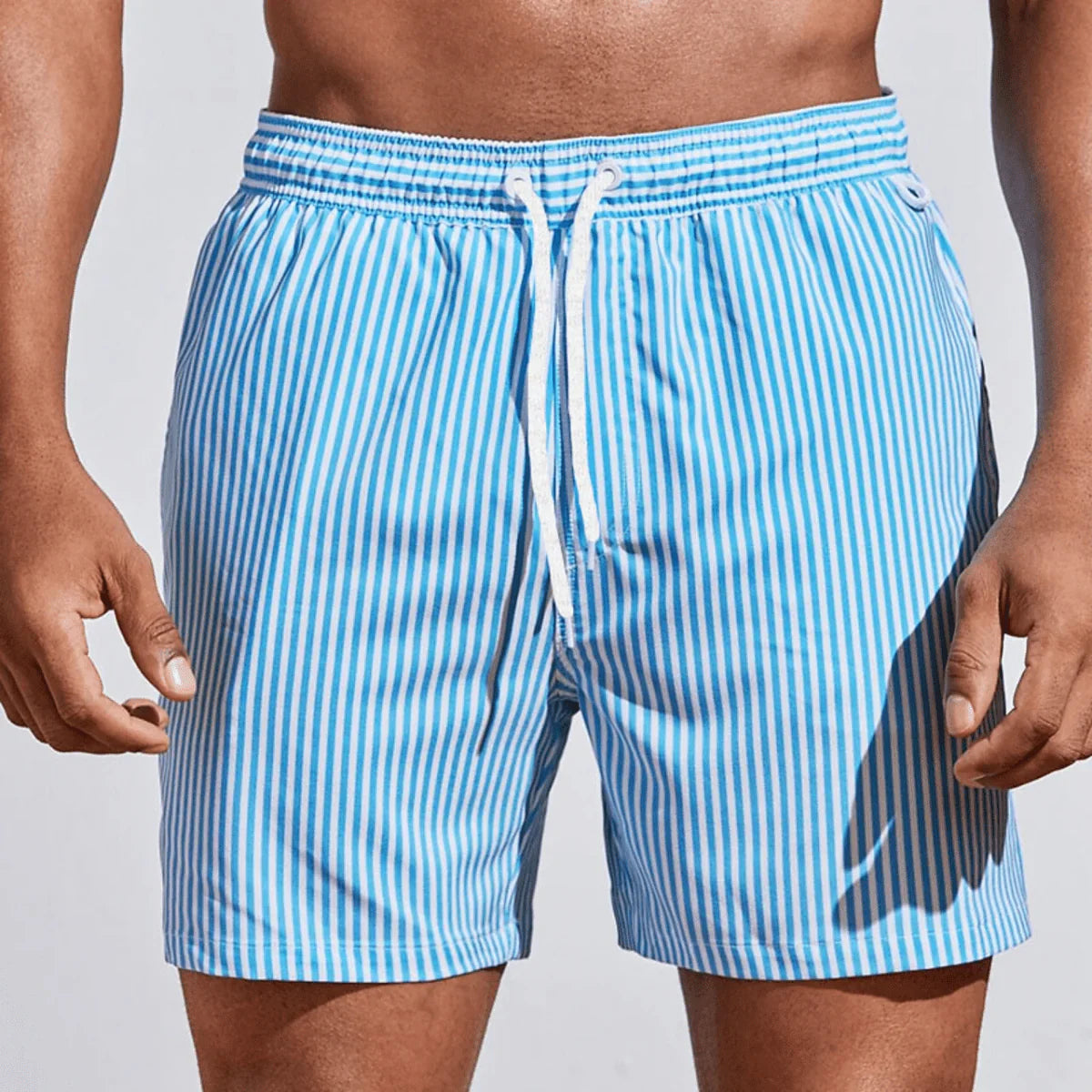 Kurze Herren Badeshorts mit Gummibund im Streifenmuster