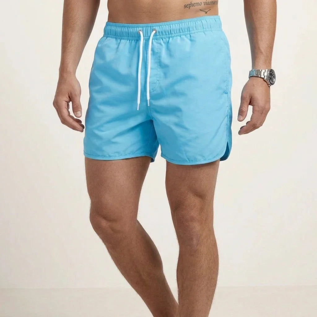 Kurze Badeshorts für Herren mit wasserabweisender Funktion im sportlichen Stil