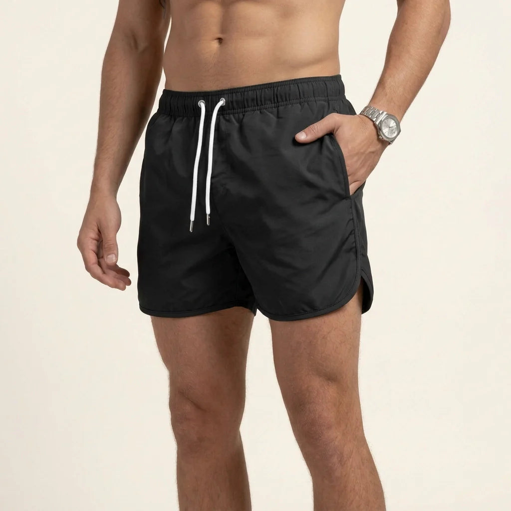 Kurze Badeshorts für Herren mit wasserabweisender Funktion im sportlichen Stil
