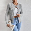Helena | Damen bequeme Strickjacke mit klassischem Zopfmuster