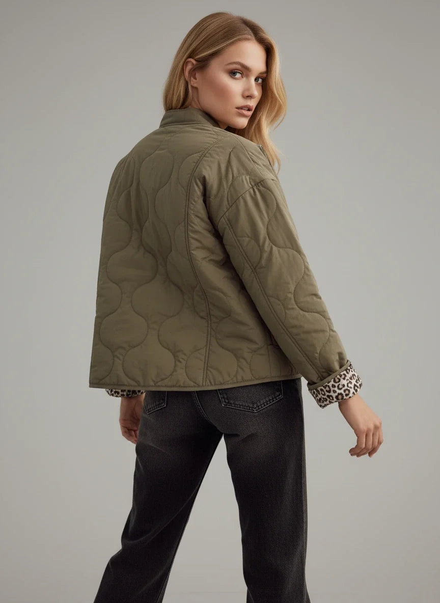Leichte Steppjacke für Damen mit Leoparden-Details und ohne Kragen