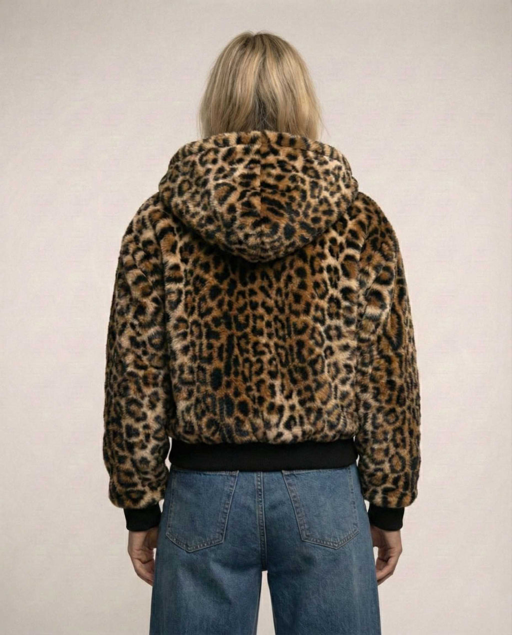 Sportliche Bomberjacke für Damen mit Kapuze und Leopardenfutter