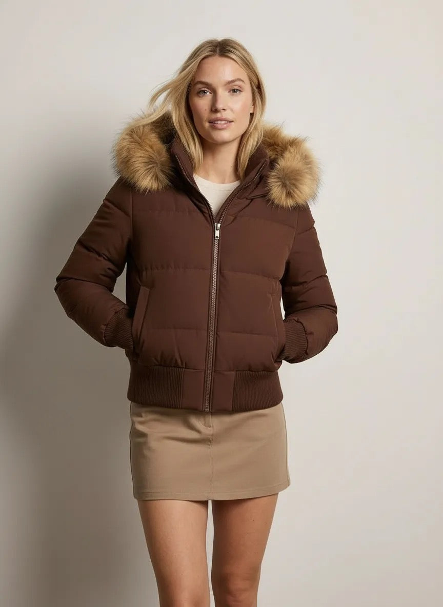 Kurze Jacke für Damen mit hohem Kragen und abnehmbarer Kapuze