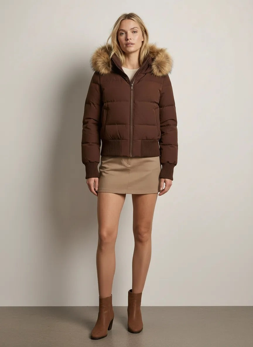 Kurze Jacke für Damen mit hohem Kragen und abnehmbarer Kapuze