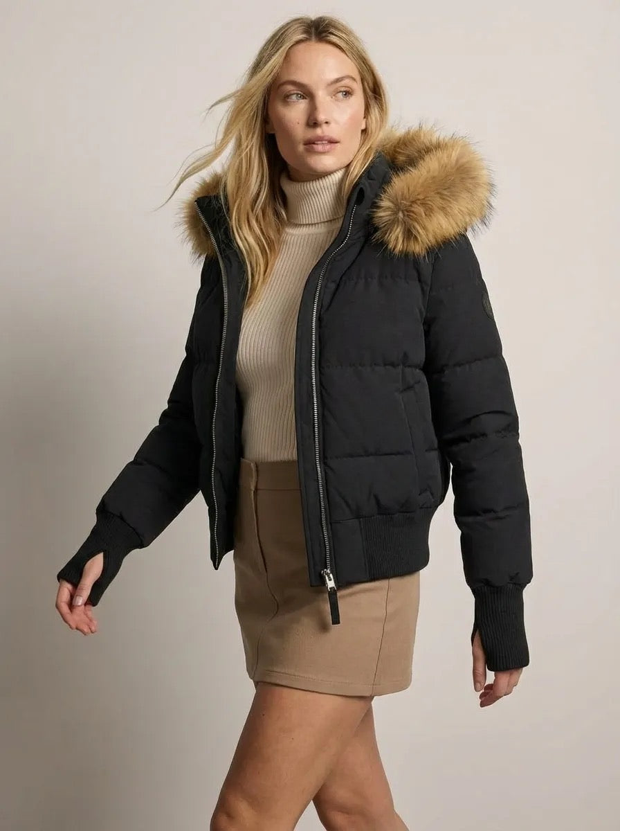 Kurze Jacke für Damen mit hohem Kragen und abnehmbarer Kapuze