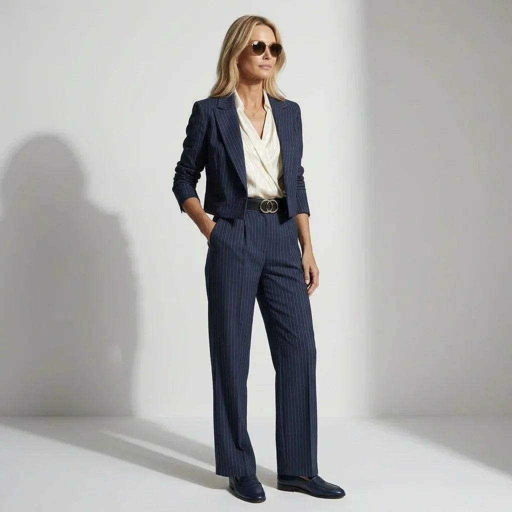 Hosenanzug für Damen als Zweiteiler mit Nadelstreifen und kurzem Blazer mit gerader Hose