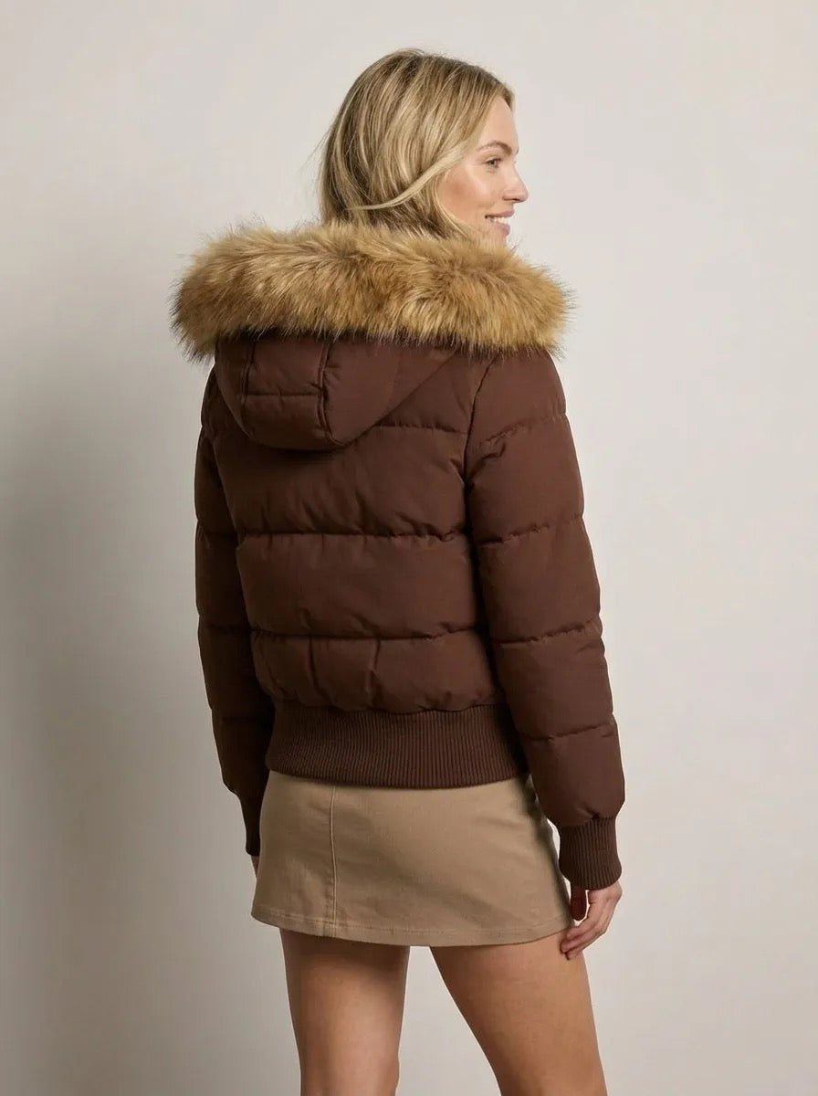 Kurze Jacke für Damen mit hohem Kragen und abnehmbarer Kapuze