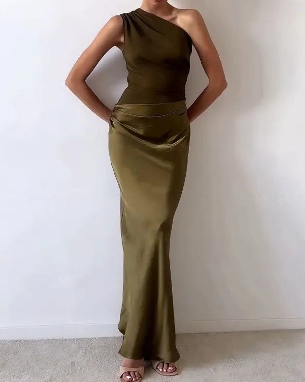Anita Schulterfreies Faltenkleid Lang