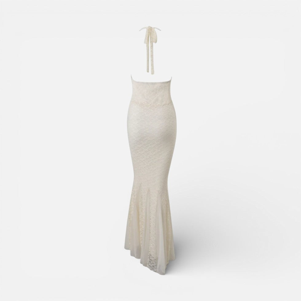 Langes Spitzenkleid mit Neckholder und ausgestelltem Saum
