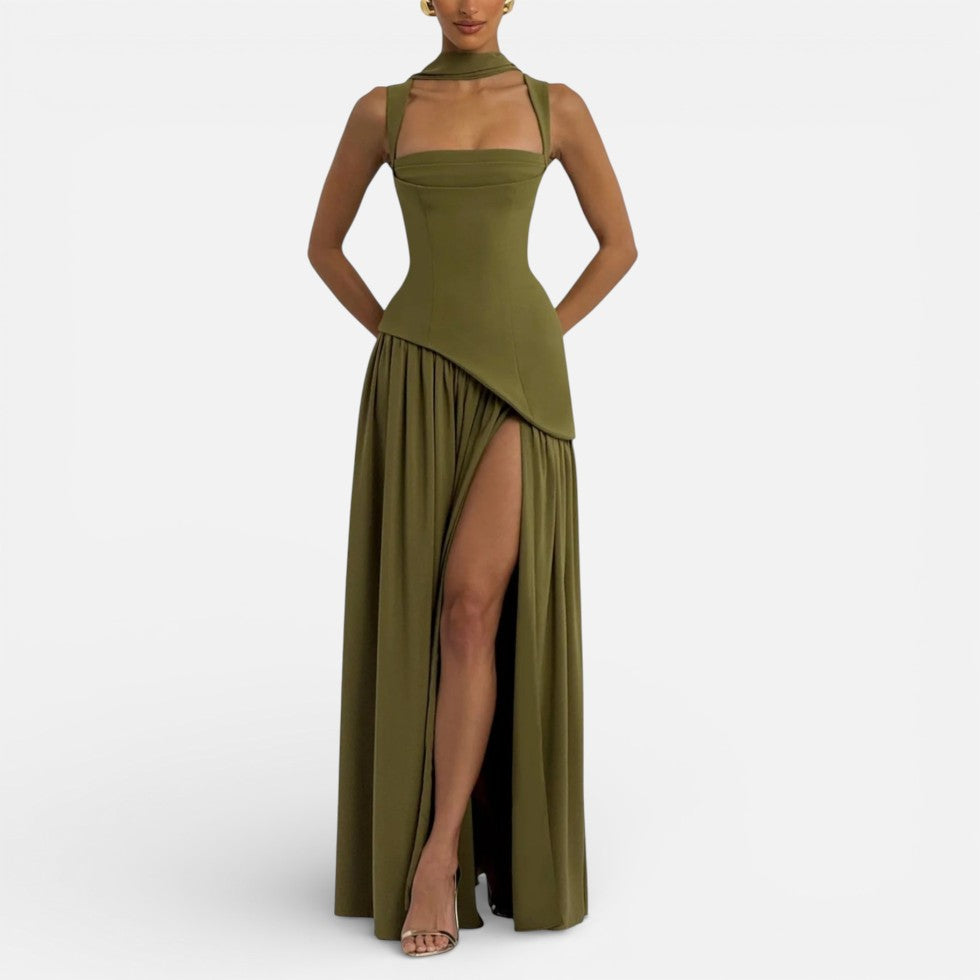 Langes Kleid mit asymmetrischem Oberteil und Schlitz