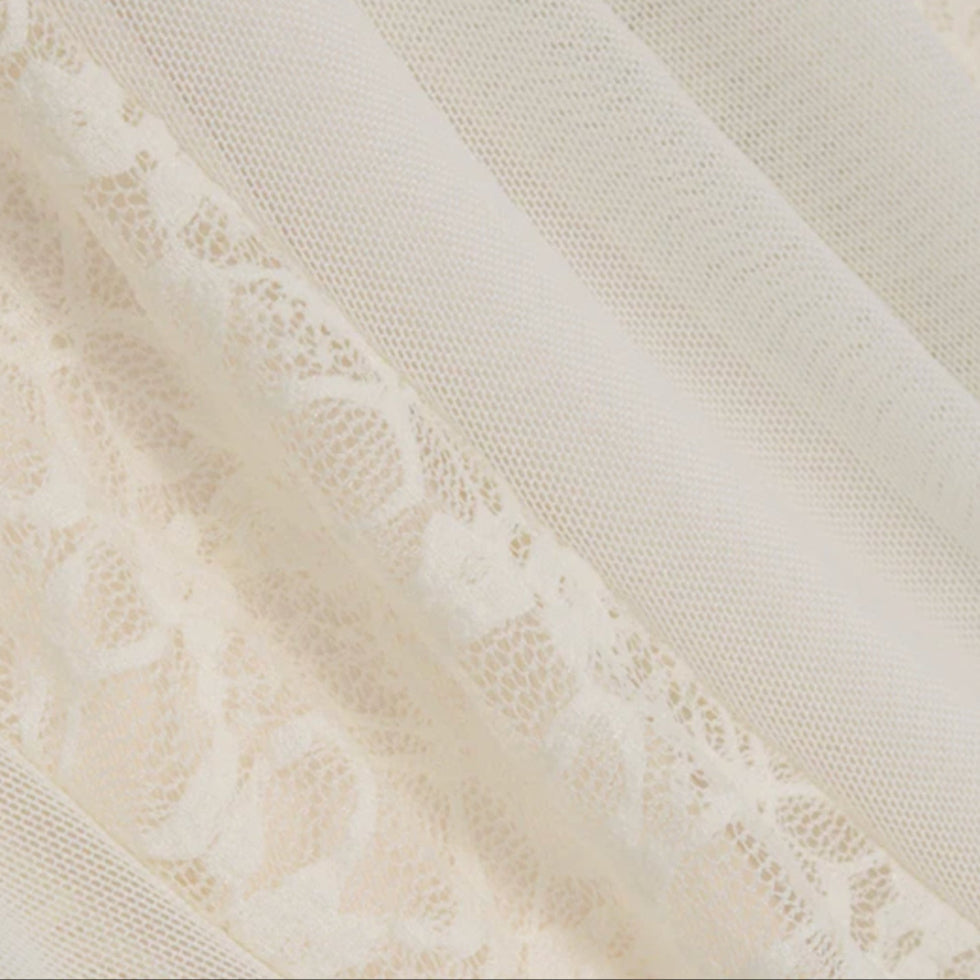 Langes Spitzenkleid mit Neckholder und ausgestelltem Saum