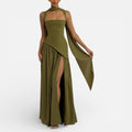 Langes Kleid mit asymmetrischem Oberteil und Schlitz
