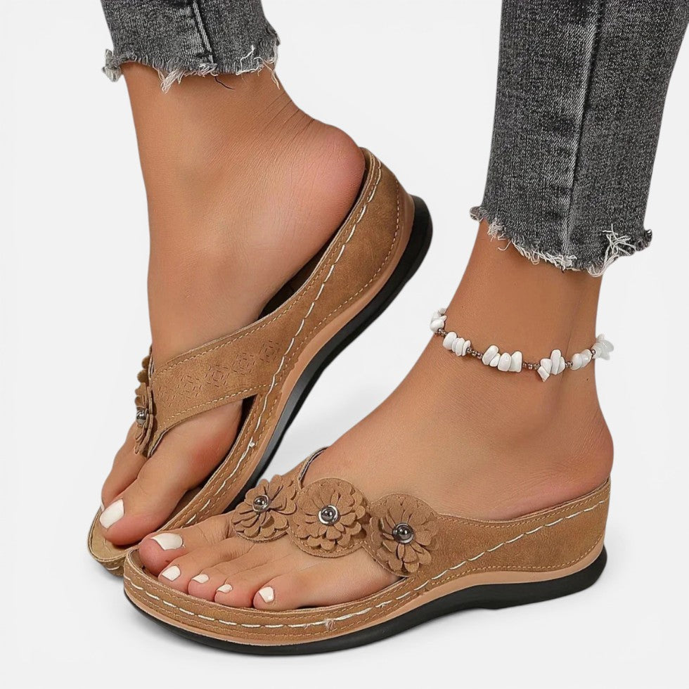 Claudia | Damen Zehentrenner Sandalen Blumen – Thong Sandalen Blumendetail Sommer 2026