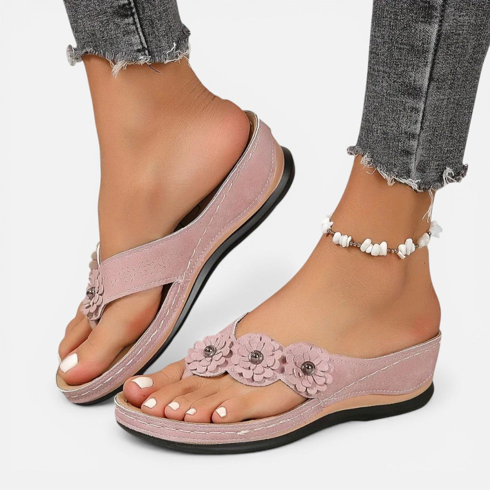 Claudia | Damen Zehentrenner Sandalen Blumen – Thong Sandalen Blumendetail Sommer 2026