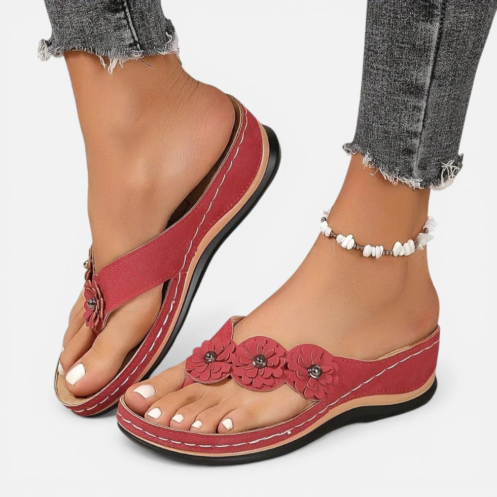 Claudia | Damen Zehentrenner Sandalen Blumen – Thong Sandalen Blumendetail Sommer 2026