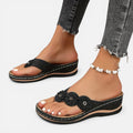 Claudia | Damen Zehentrenner Sandalen Blumen – Thong Sandalen Blumendetail Sommer 2026