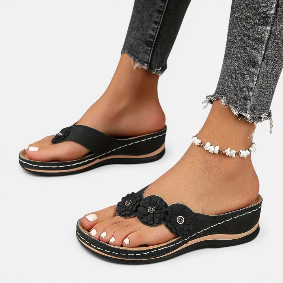 Claudia | Damen Zehentrenner Sandalen Blumen – Thong Sandalen Blumendetail Sommer 2026