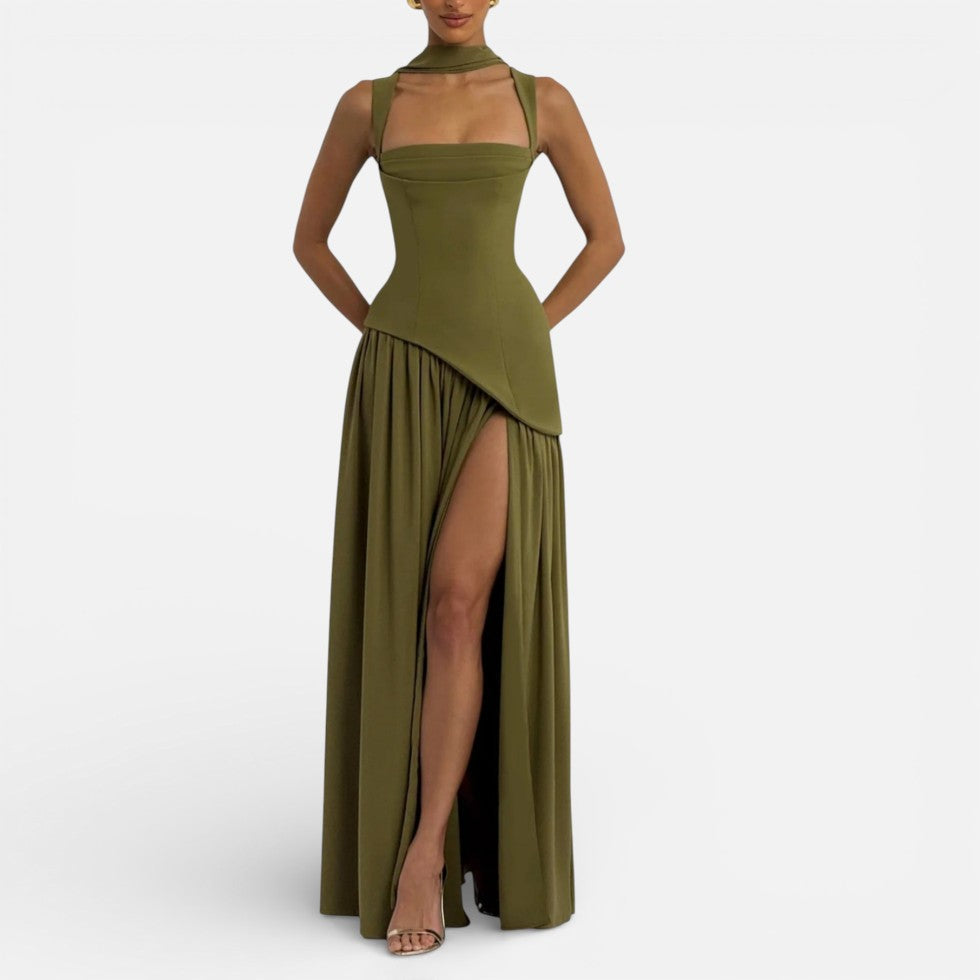 Langes Kleid mit asymmetrischem Oberteil und Schlitz