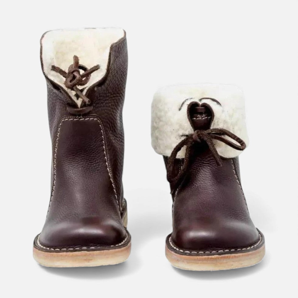 Gefütterte Damenstiefel mit Schnürung und Umschlag