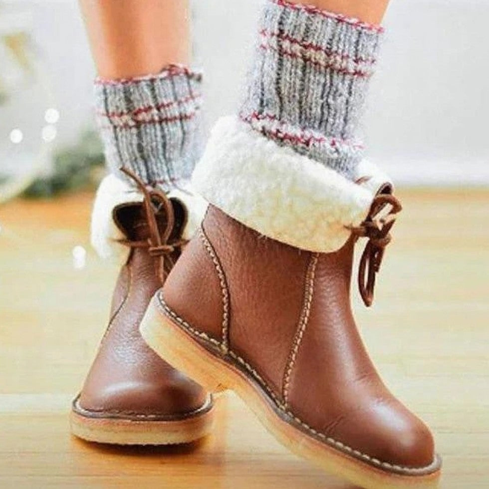Gefütterte Damenstiefel mit Schnürung und Umschlag