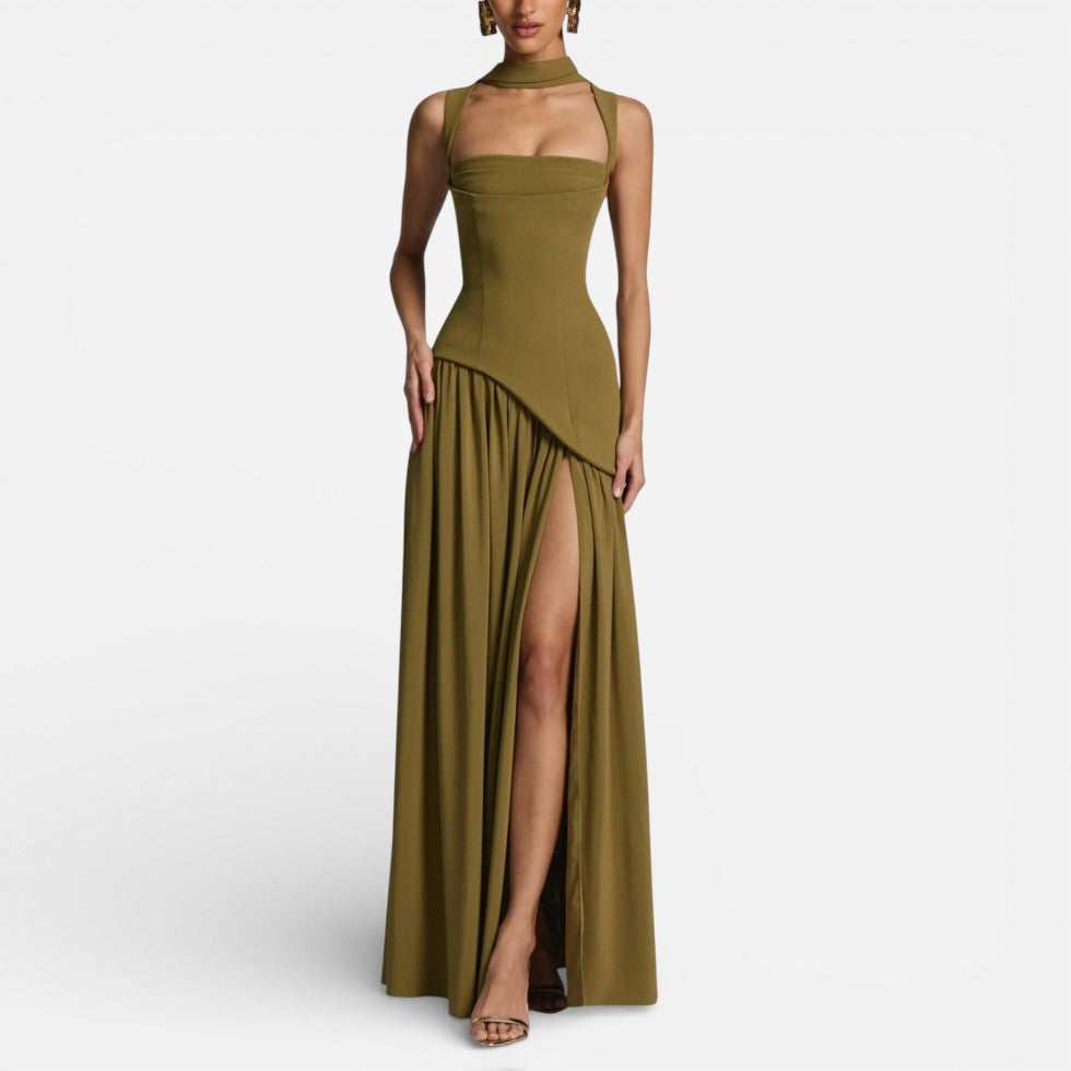 Langes Kleid mit asymmetrischem Oberteil und Schlitz