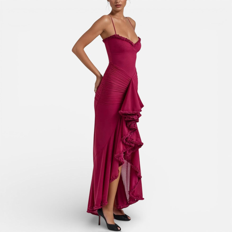 Langes Kleid mit Rüschen und schmalen Trägern
