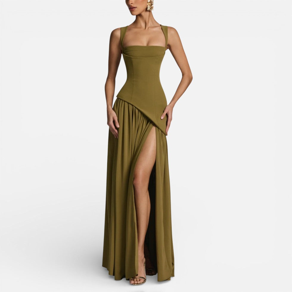 Langes Kleid mit asymmetrischem Oberteil und Schlitz