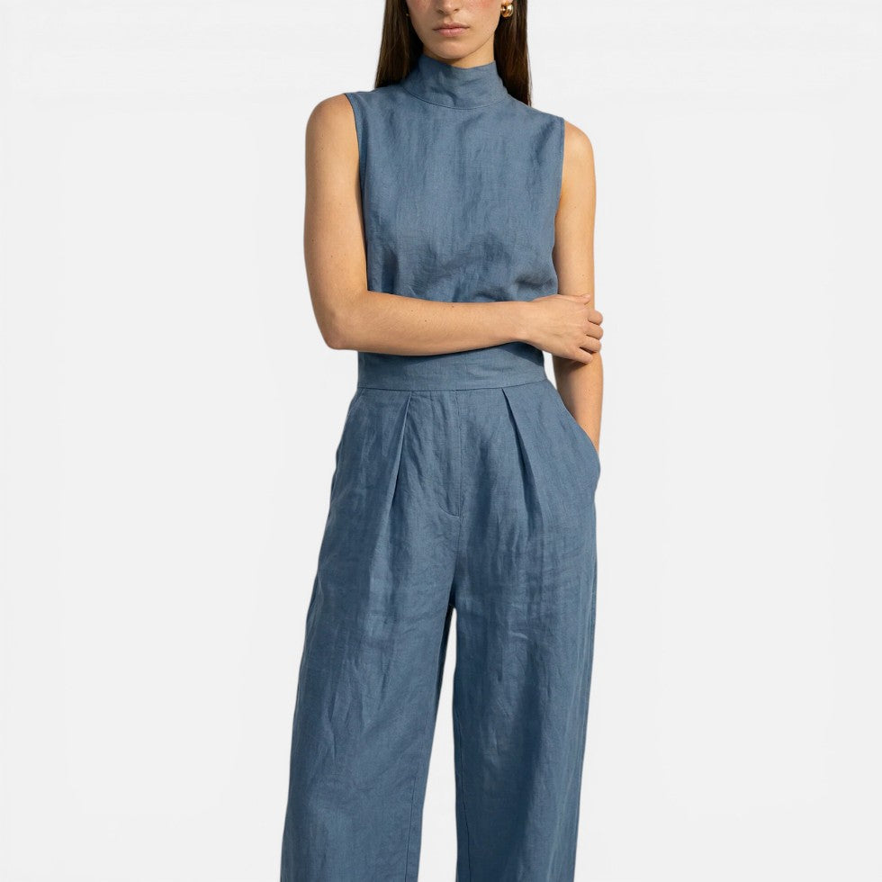 Ärmelloser Jumpsuit mit weitem Bein und Stehkragen