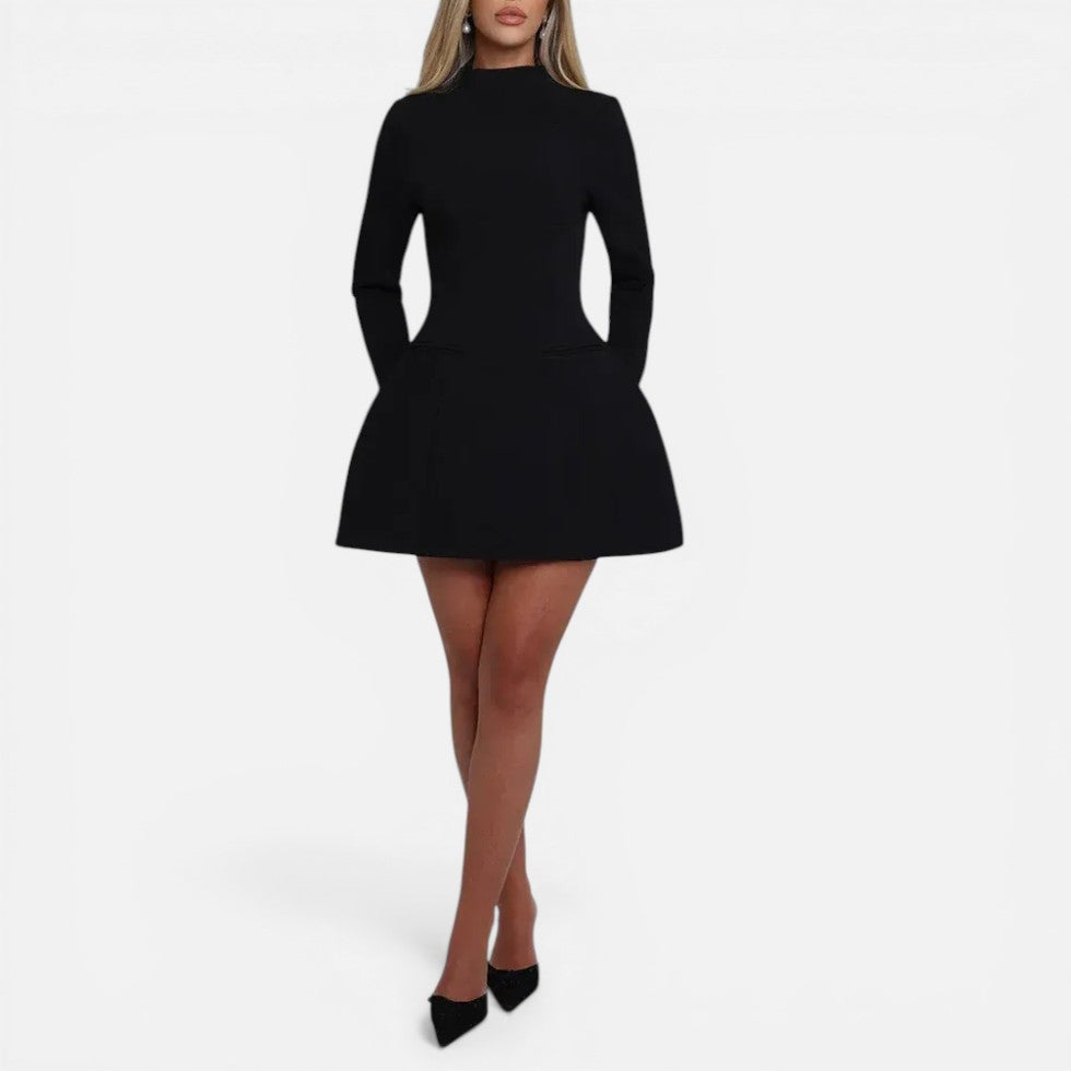 Minikleid mit langen Ärmeln und offenem Rücken