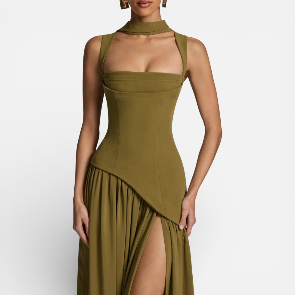 Langes Kleid mit asymmetrischem Oberteil und Schlitz
