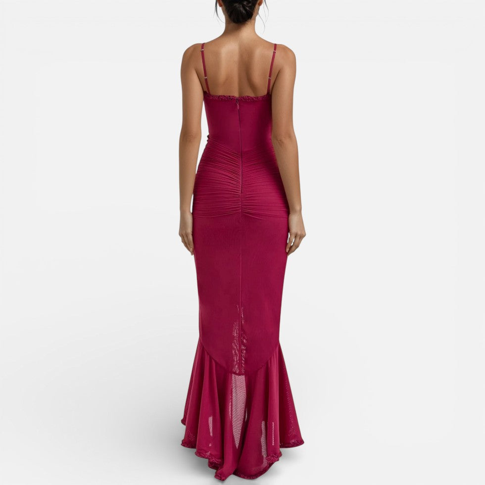 Langes Kleid mit Rüschen und schmalen Trägern
