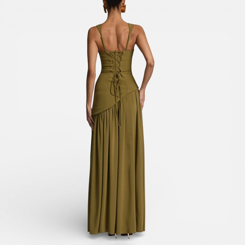 Langes Kleid mit asymmetrischem Oberteil und Schlitz