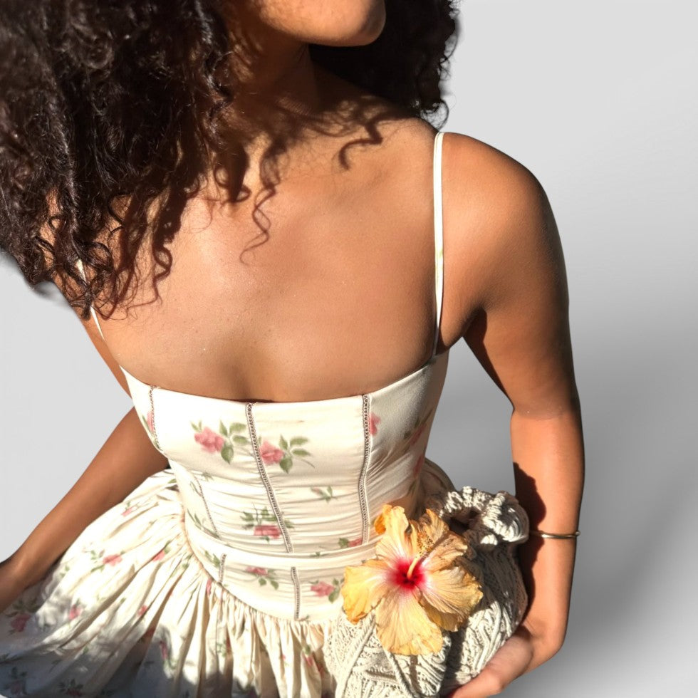 Kurzes Kleid mit Korsettoberteil und Blumenmuster