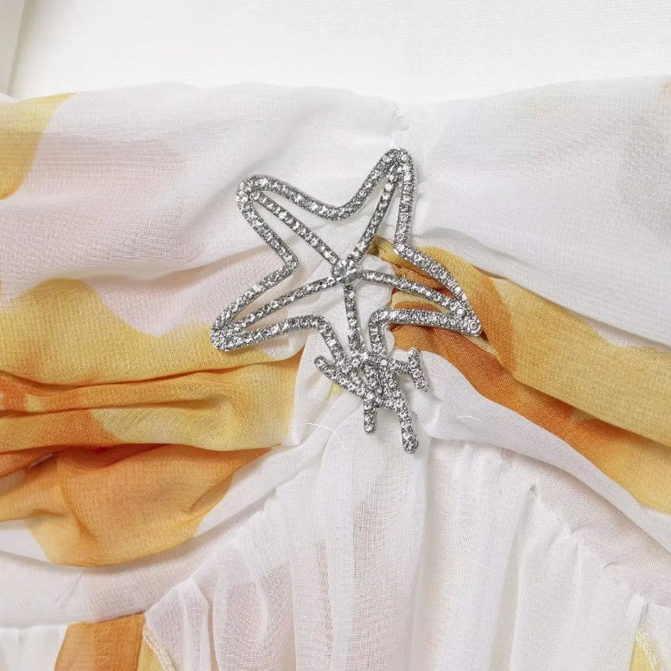 Kurzes Neckholderkleid mit Volants und Blumenmuster