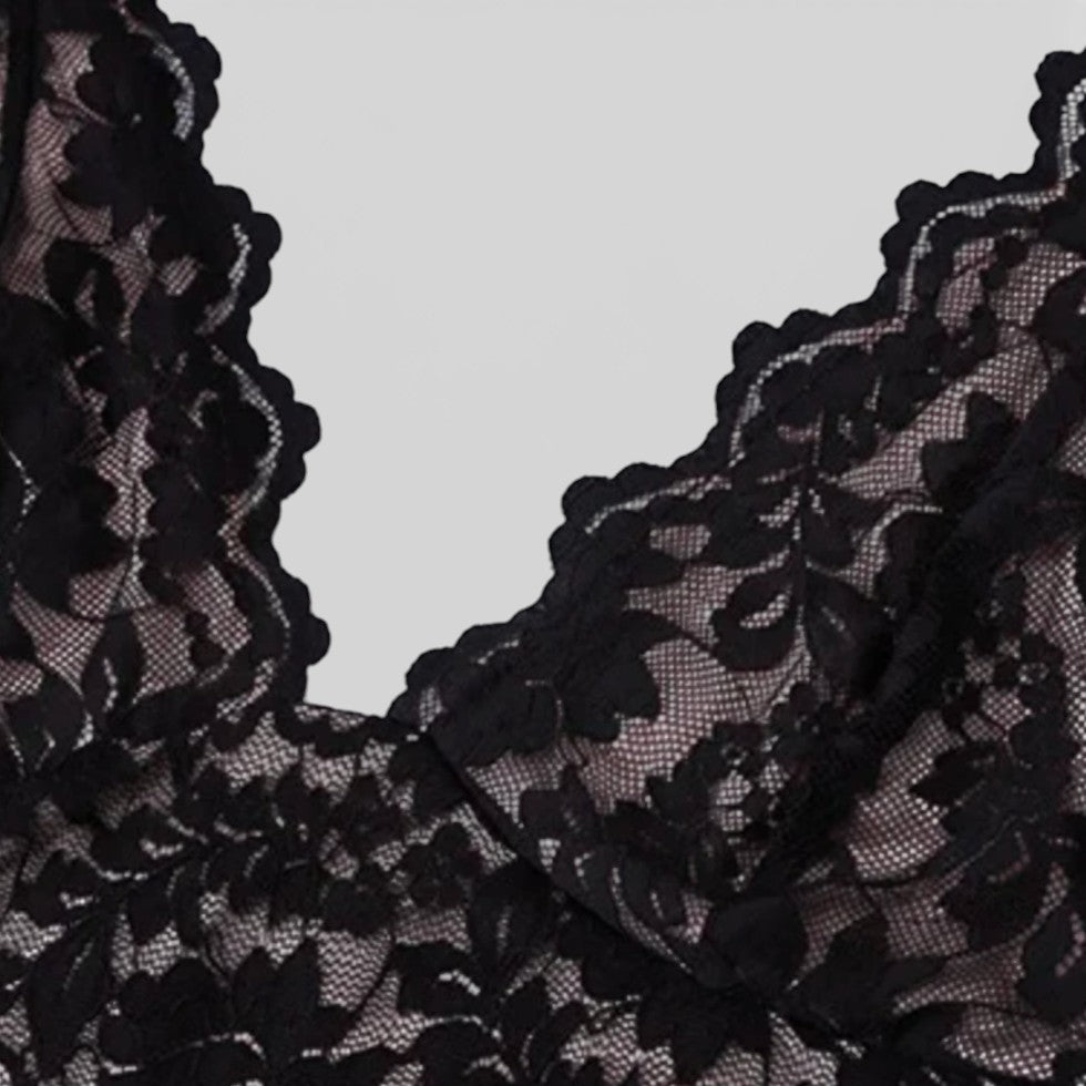 Langes Spitzenkleid mit Neckholder und Rückenschlitz